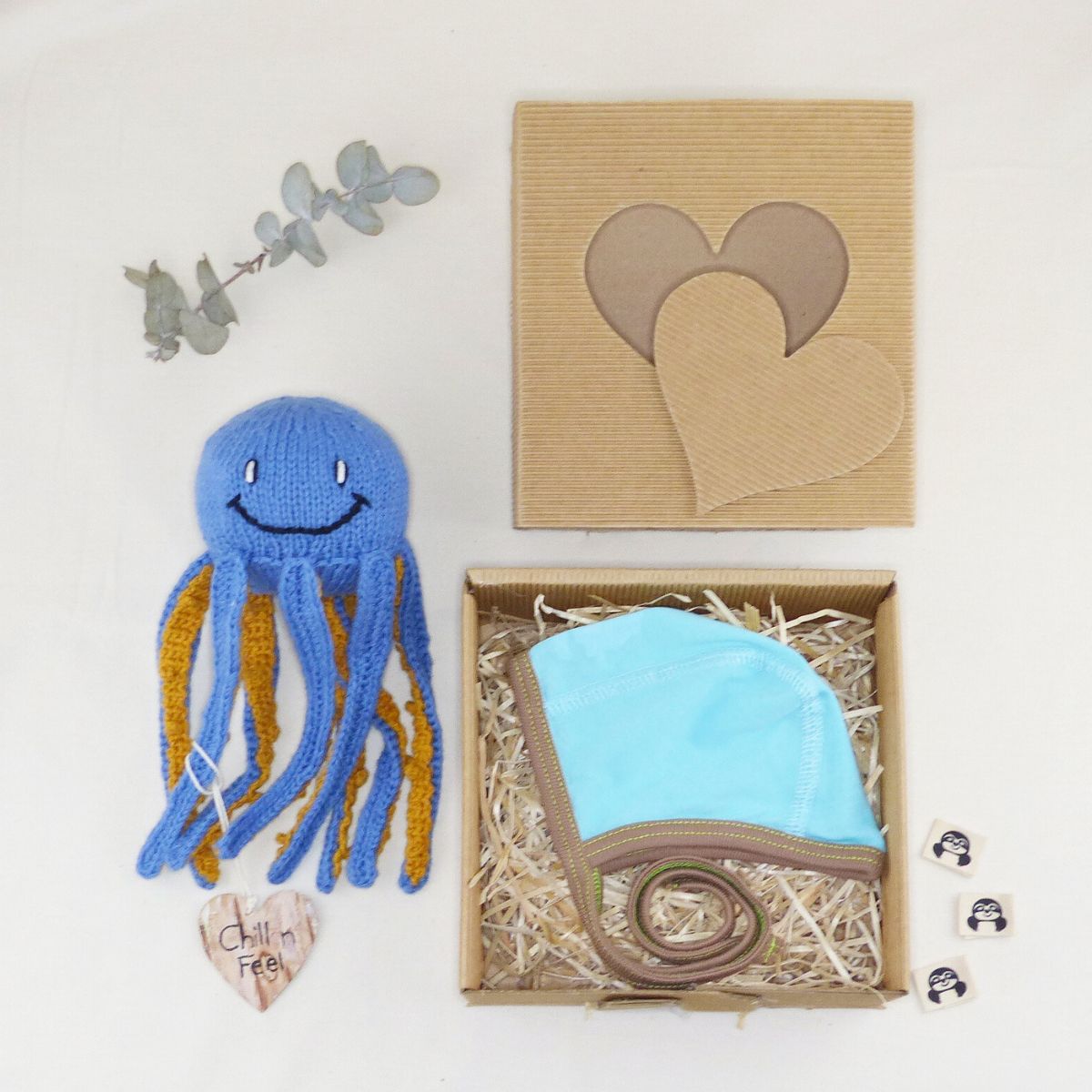 Geschenkbox für Frühgeborene mit blauem Oktopus, Häubchen und Herzbox