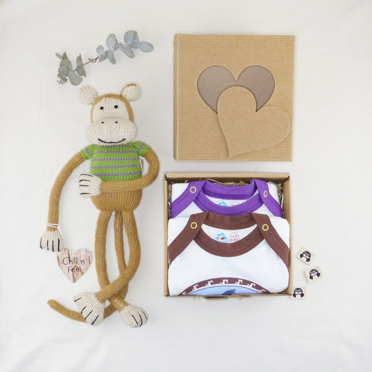 Geschenkbox für Neugeborene mit Kuscheläffchen Theo und Kondor-Bodys