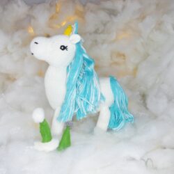 Kuscheltier Einhorn – Magisches Weihnachtsgeschenk für Kinder im weihnachtlichen Setting