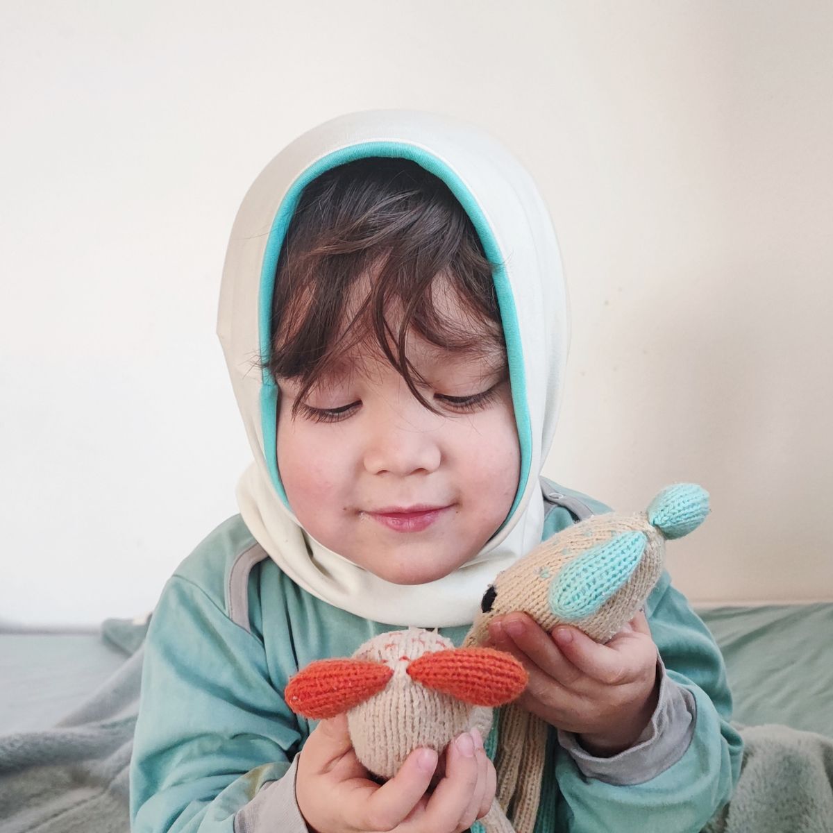 Kind trägt Loop Schal bei Neurodermitis – ideal im Winter