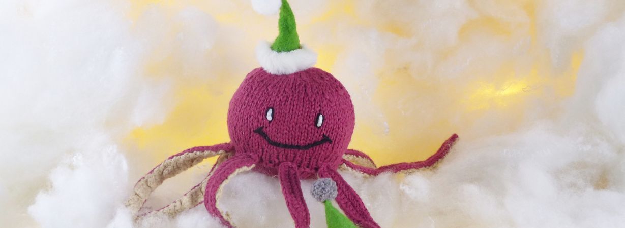 Kuscheltier Oktopus mit Weihnachtsmütze – Nachhaltiges Weihnachtsgeschenk, das Bäume im Amazonas pflanzt