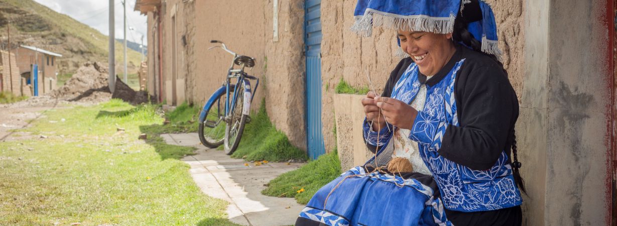 Strickerin in den peruanischen Anden fertigt hochwertige Kuscheltiere in echter Handarbeit