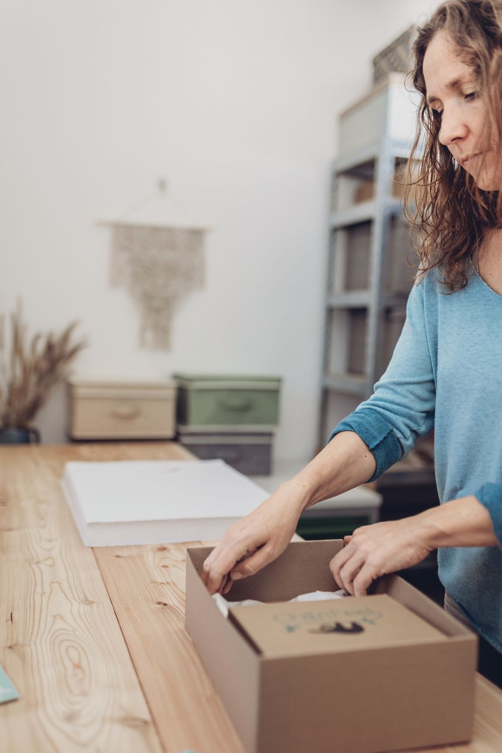 Handverpacktes Geschenk für Enkel – persönlich und liebevoll gestaltet, um den Kontakt zum Enkel auch aus der Ferne zu stärken.