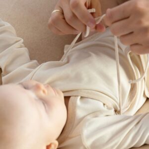 Wickelbody für Frühchen aus Bio Baumwolle wird liebevoll am Baby zugebunden