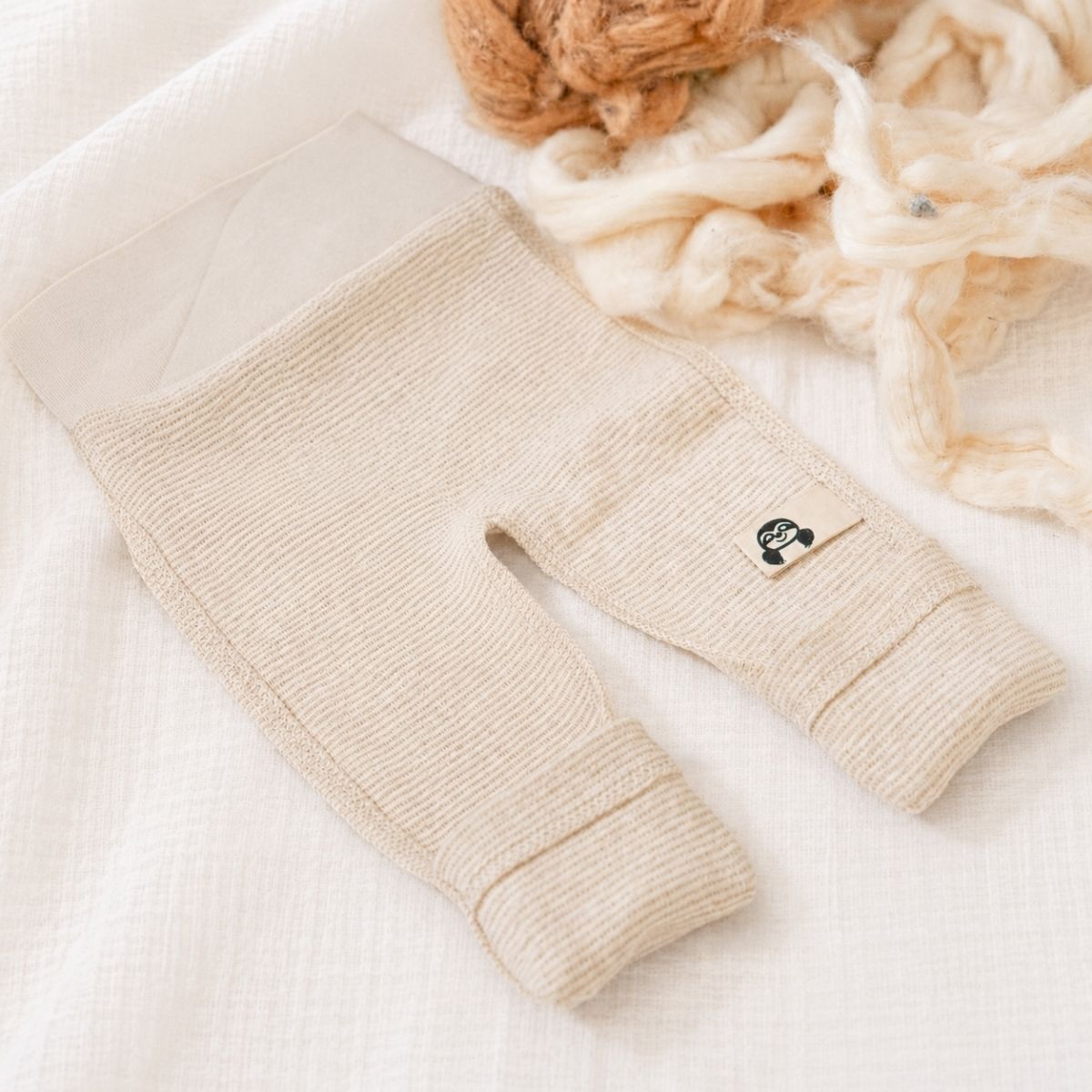 Frühchen Hose aus Pima Baumwolle in Naturbeige auf weichem Stoffhintergrund