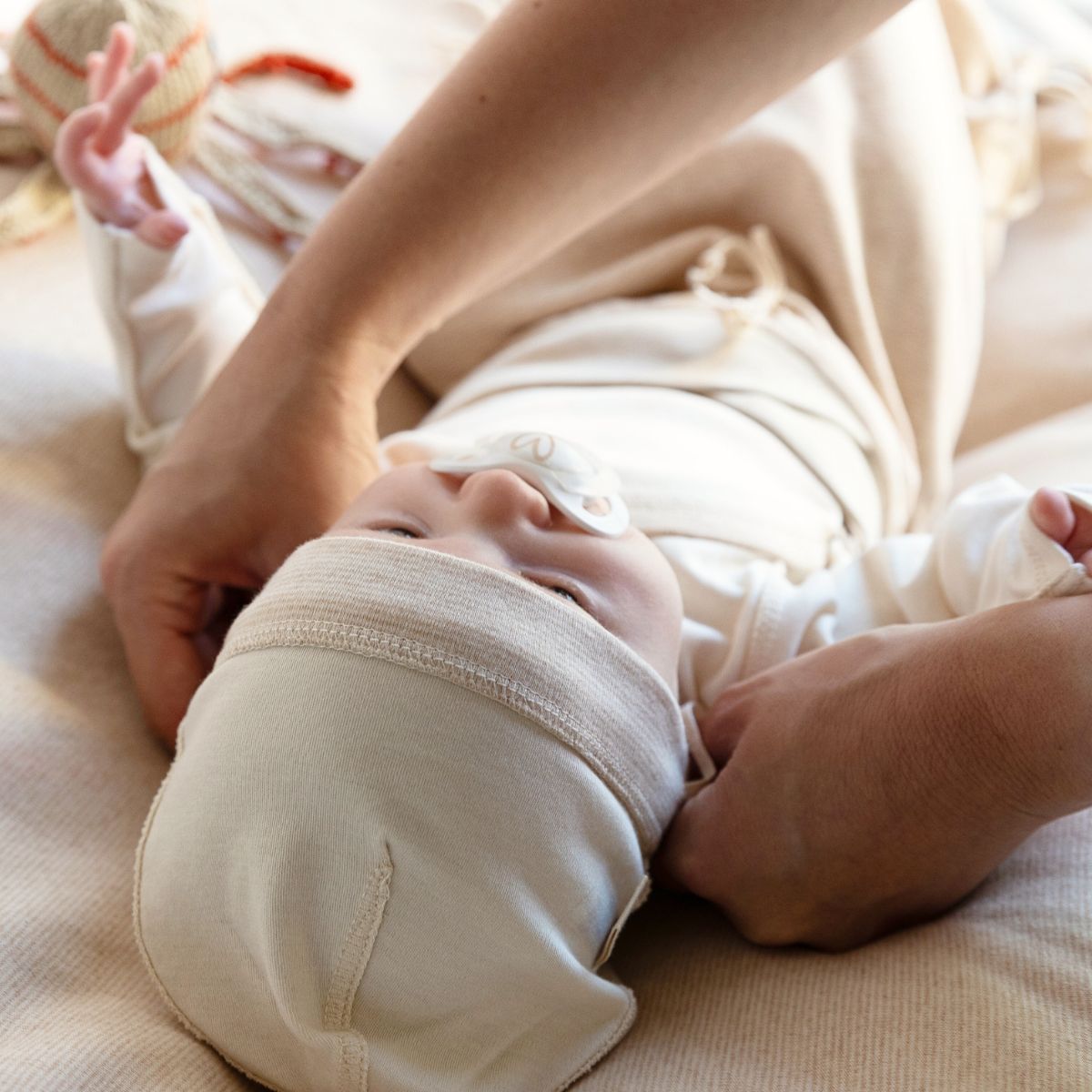 Frühchen mit angezogener Frühchenmütze aus Pima Baumwolle