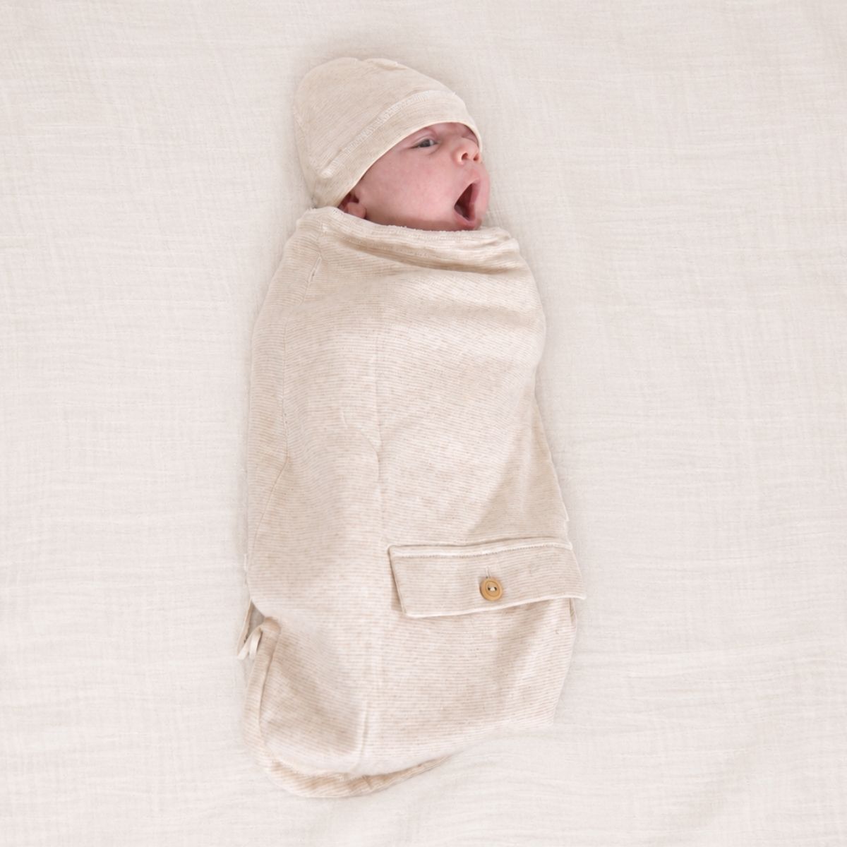 Neugeborenes im Baby Strampelsack aus Bio Pima Baumwolle – weicher, atmungsaktiver Strampelsack für Frühchen und Neugeborene