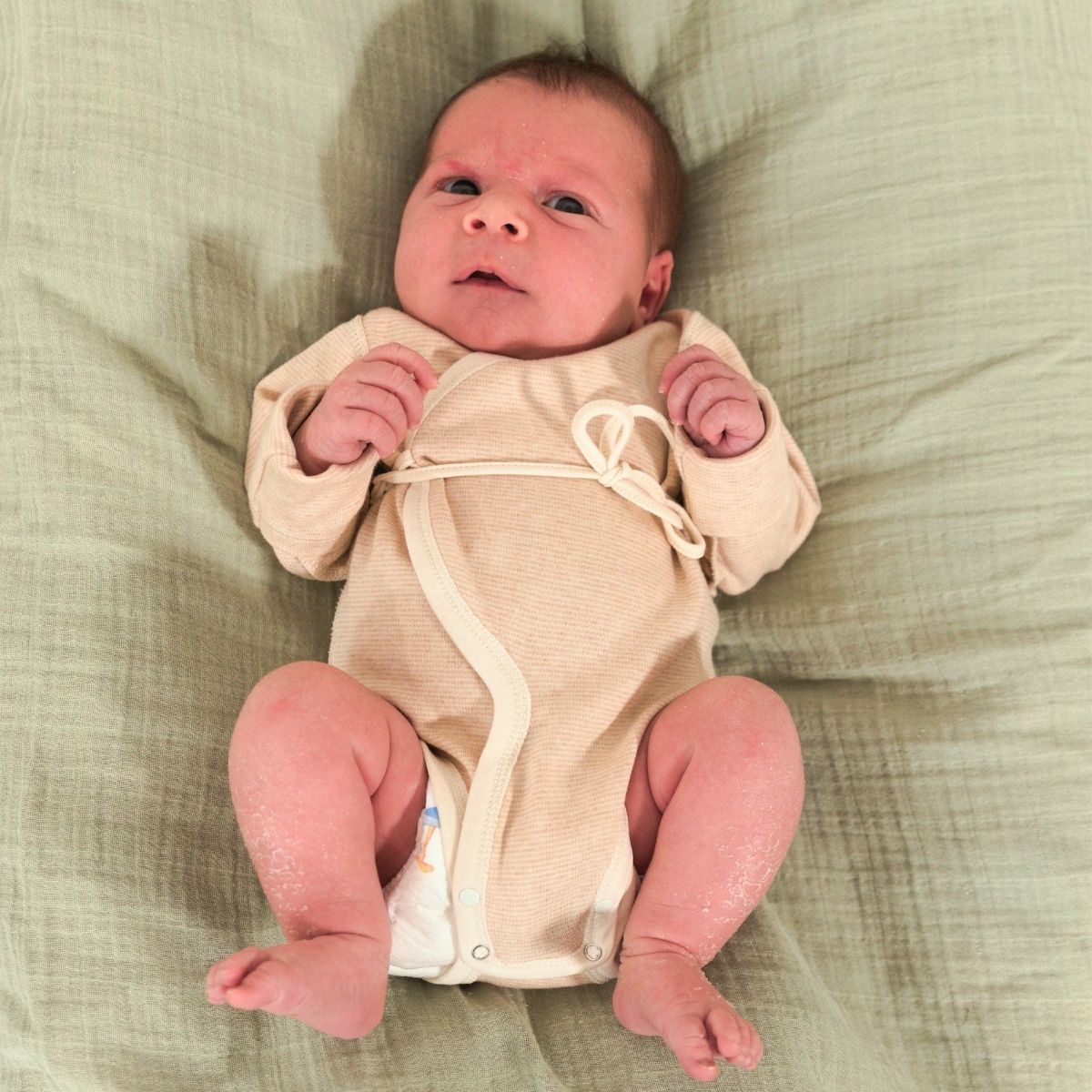 Frühchen-Body aus Bio-Pima Baumwolle mit Nabelschutz – weich, atmungsaktiv und bauchfreundlich