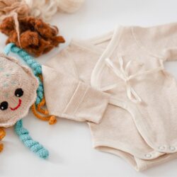 Frühchen Body aus Bio-Baumwolle in Natur – hautfreundlich und anschmiegsam für sensible Babyhaut