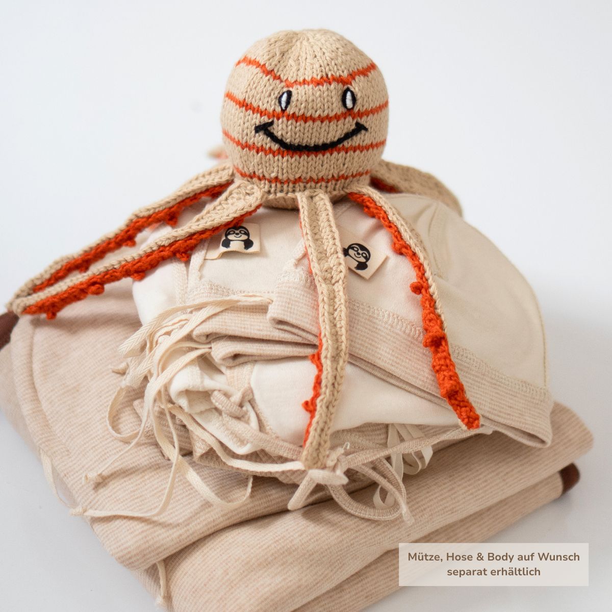 Frühchen Geschenk mit handgestrickter Krake und passender Bio-Kleidung als ergänzendes Set
