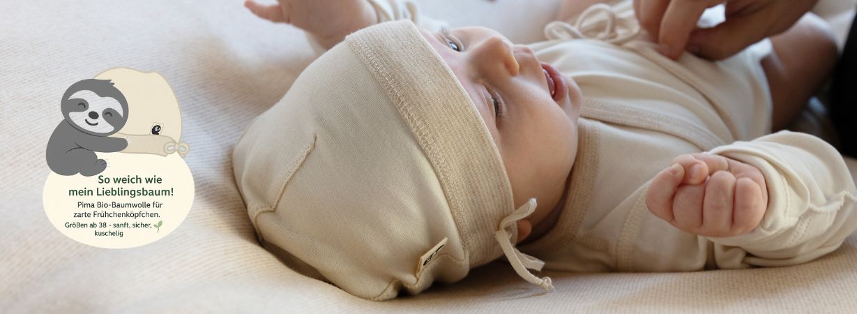 Frühchen in weicher Bio-Kleidung aus Pima Baumwolle mit passender Mütze, liebevoll umsorgt