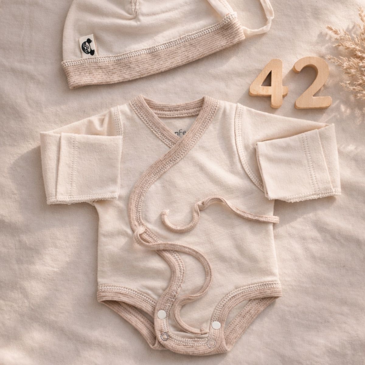 Frühchenkleidung Größe 42 aus Pima Baumwolle – Wickelbody mit Mütze für Frühgeborene