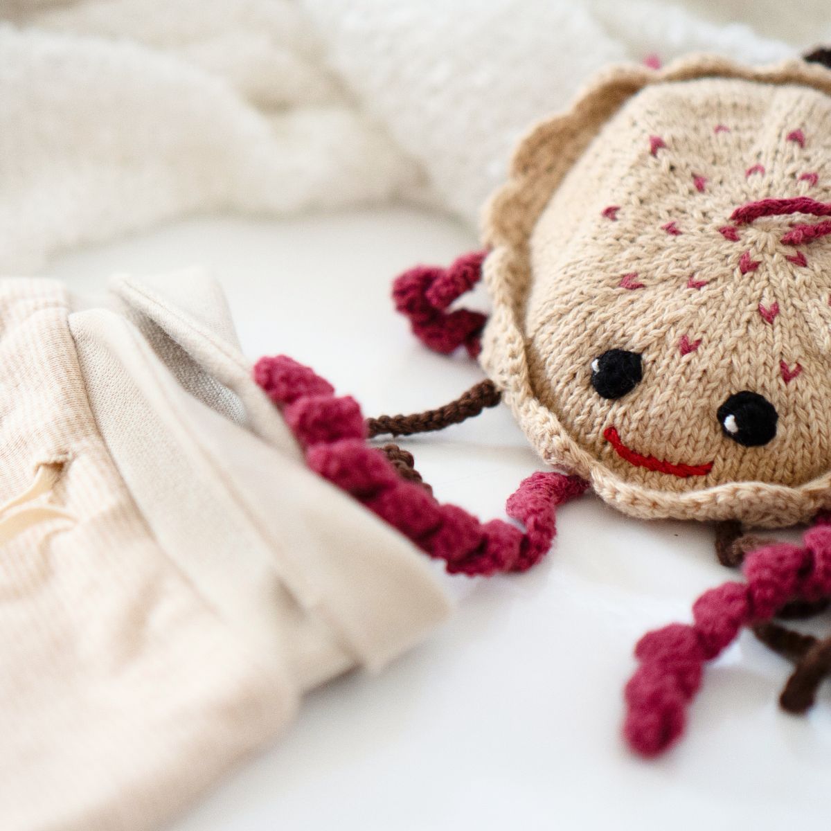 Geschenk für Frühchen: handgemachte Qualle mit roten Tentakeln auf Bio-Strampelsack