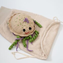 Geschenk für Frühchen: handgestrickte Qualle auf Bio-Strampelsack in Naturfarben