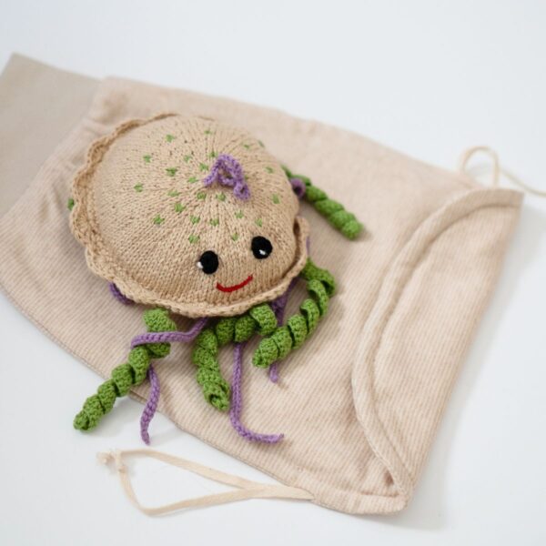Geschenk für Frühchen: handgestrickte Qualle auf Bio-Strampelsack in Naturfarben
