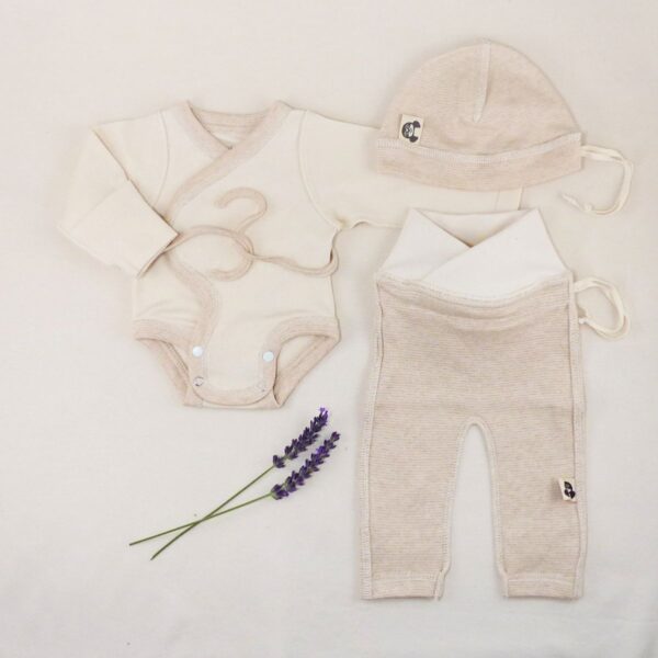 Babyerstausstattung für Frühchen – Body in Natur, Mütze und Hose geringelt