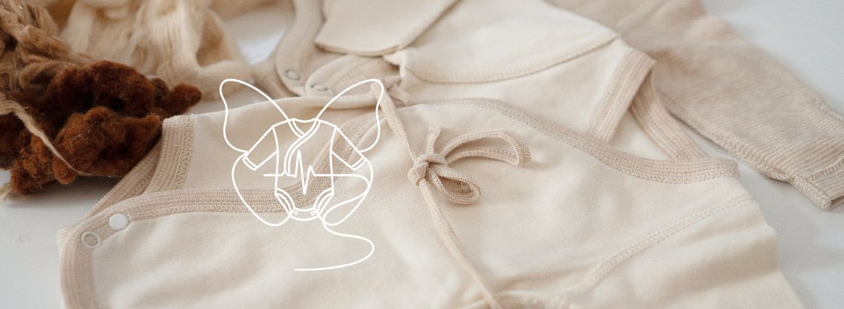 Frühchen Body in zartem Beige mit weißem Schmetterlings-Overlay – Symbol für Schutz, Entwicklung und Frühchenpflege