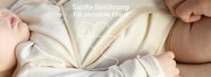 Frühchen in weichem Wickelbody aus Pima Baumwolle mit Herzgrafik und EKG-Symbol als Zeichen für sanfte Berührung bei sensibler Haut