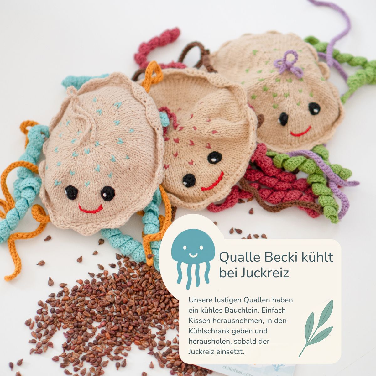 Drei handgestrickte Quallen mit bunten Tentakeln und Traubenkernen als Kühlkissen für Babys bei Neurodermitis im Sommer