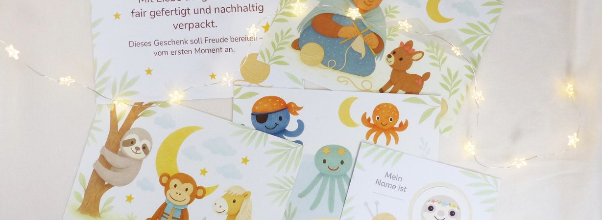 Nachhaltige Geschenkverpackung mit personalisierbarer Postkarte und illustrierten Tiermotiven, liebevoll dekoriert mit Lichterkette