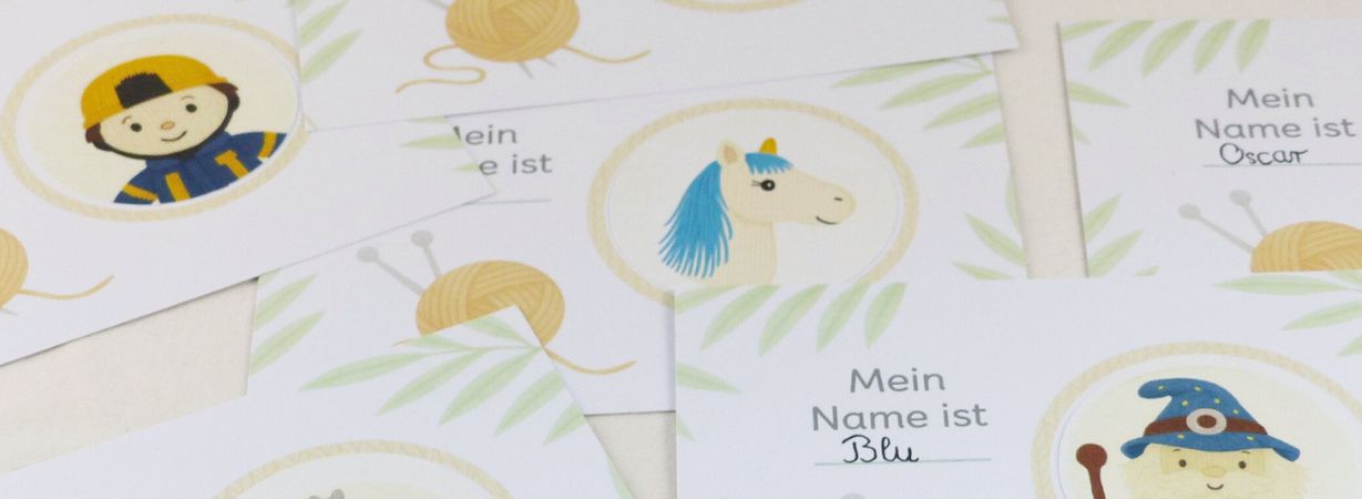 Mehrere personalisierte Postkarten mit niedlichen Illustrationen wie Pferd, Zauberer und Feuerwehrmann – passend zu den handgefertigten Kuscheltieren.