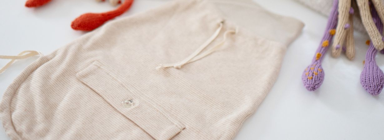 Beiger Pucksack aus Bio-Baumwolle mit Zugband und Klappe, perfekt für Neugeborene