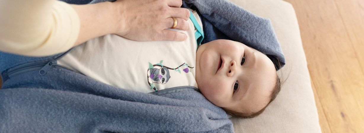 Baby trägt Overall aus Pima Baumwolle als Schutzschicht bei Neurodermitis gegen Kälte