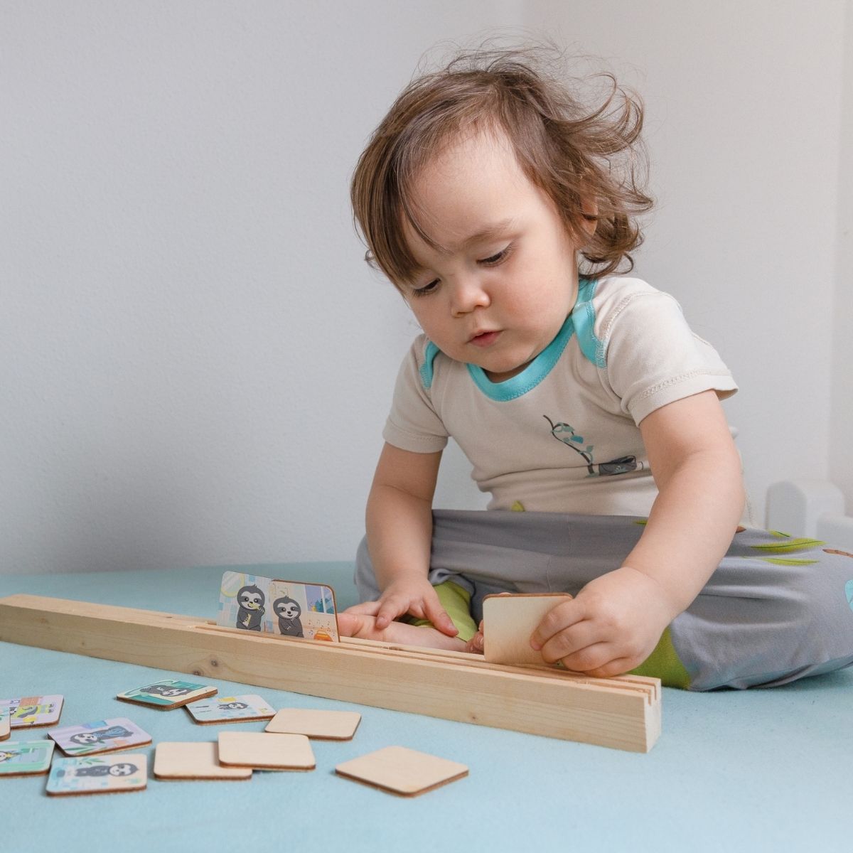 Faultier-Abendroutine für Kinder mit Ritualkarten aus Holz und handgefertigter Steckleiste – liebevolles Einschlafritual mit Struktur und Geborgenheit