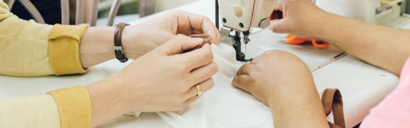 Handarbeit in unseren fairen Werkstätten in Peru