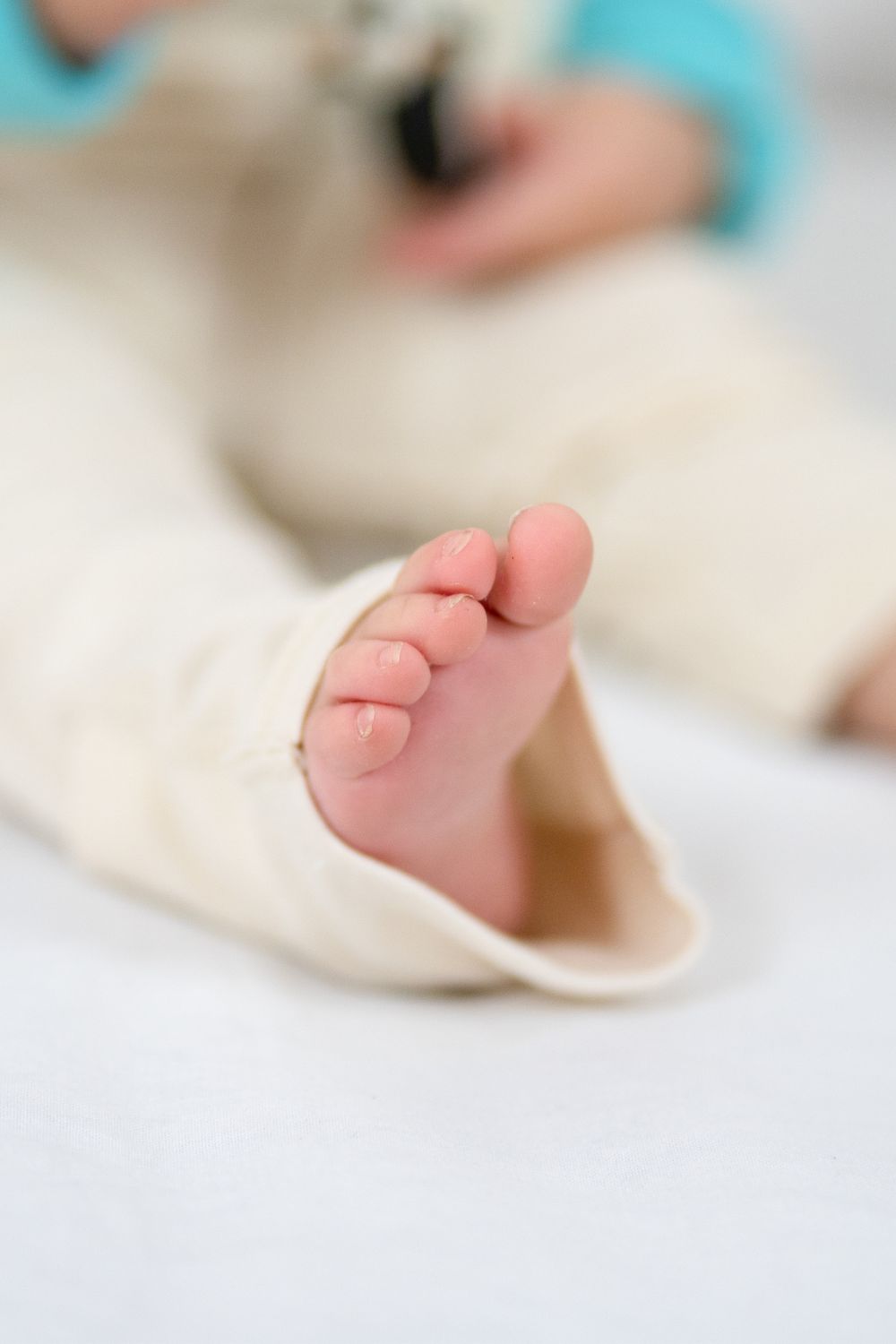 Hochsensible Kinderhaut – sanfte Berührung zwischen Haut und weichem Stoff