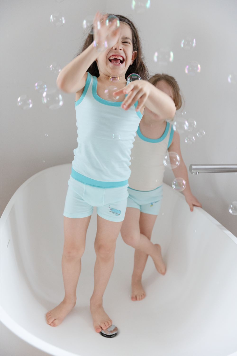 Hochsensible Kinderhaut: Kinder tragen reizarme, weiche Kleidung und spielen entspannt ohne Kratzen oder Druck