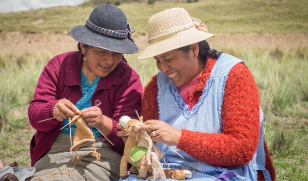 Zwei Strickerinnen aus den Anden arbeiten gemeinsam an einem handgestrickten Kuscheltier