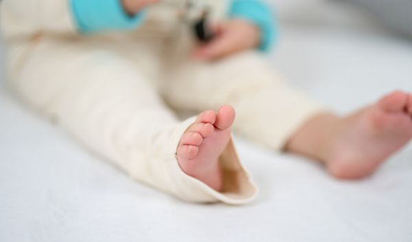 Sanfte Bio Pima Baumwolle auf empfindlicher Babyhaut – entwickelt für sensible Haut und Neurodermitis