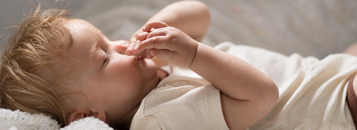 Kind findet wegen Neurodermitis Juckreiz nachts nur schwer zur Ruhe