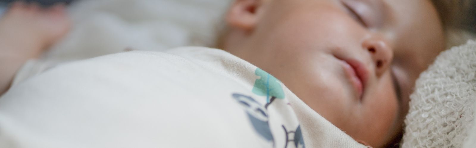 Kind schläft ruhig in Neurodermitis-Kleidung – weniger nächtlicher Juckreiz