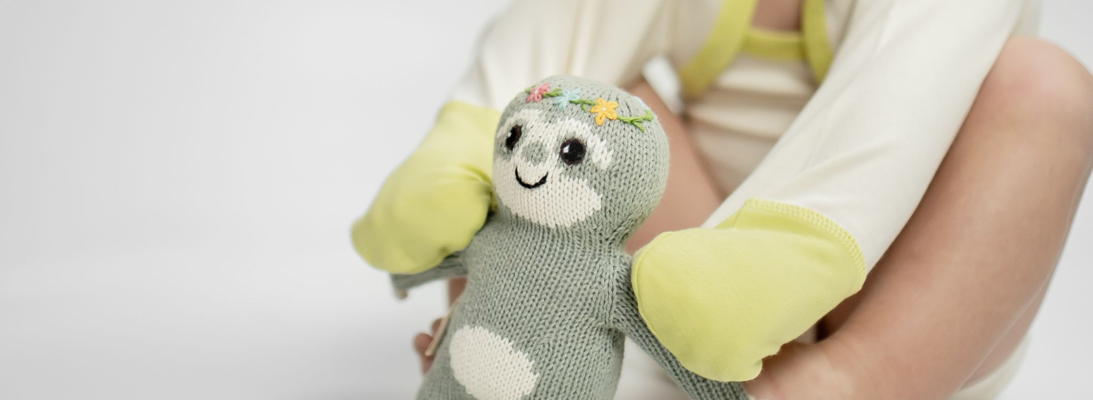 Baby mit Kratzschutz Bolero – sanfter Armschutz bei Neurodermitis, ideal beim Wickeln und freien Strampeln