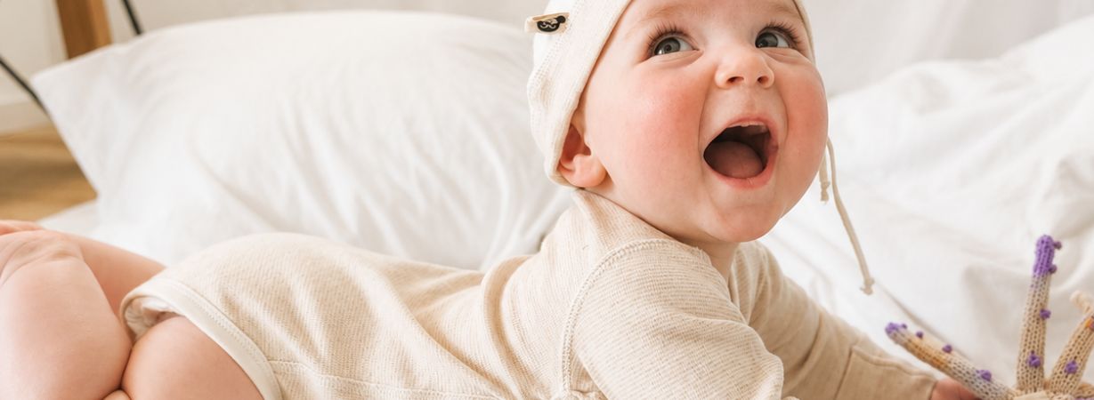 Neugeborenes im Sommer: lange Kleidung bei 30 °C?