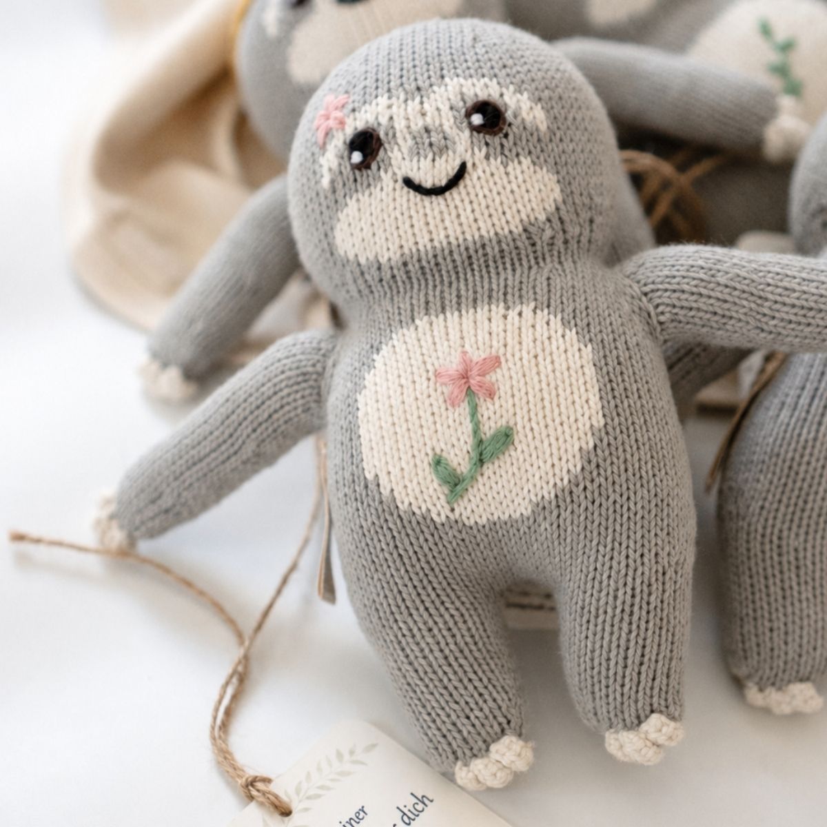 Baby Faultier Blumen-Fauli aus Bio-Baumwolle mit gestickter rosa Blume auf dem Bauch