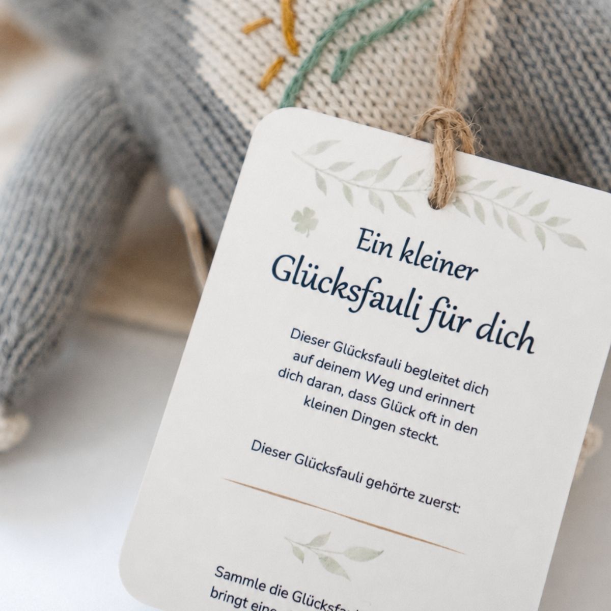 Botschaftskarte des Baby Faultiers Sonnen-Fauli mit gesticktem Sonnenmotiv