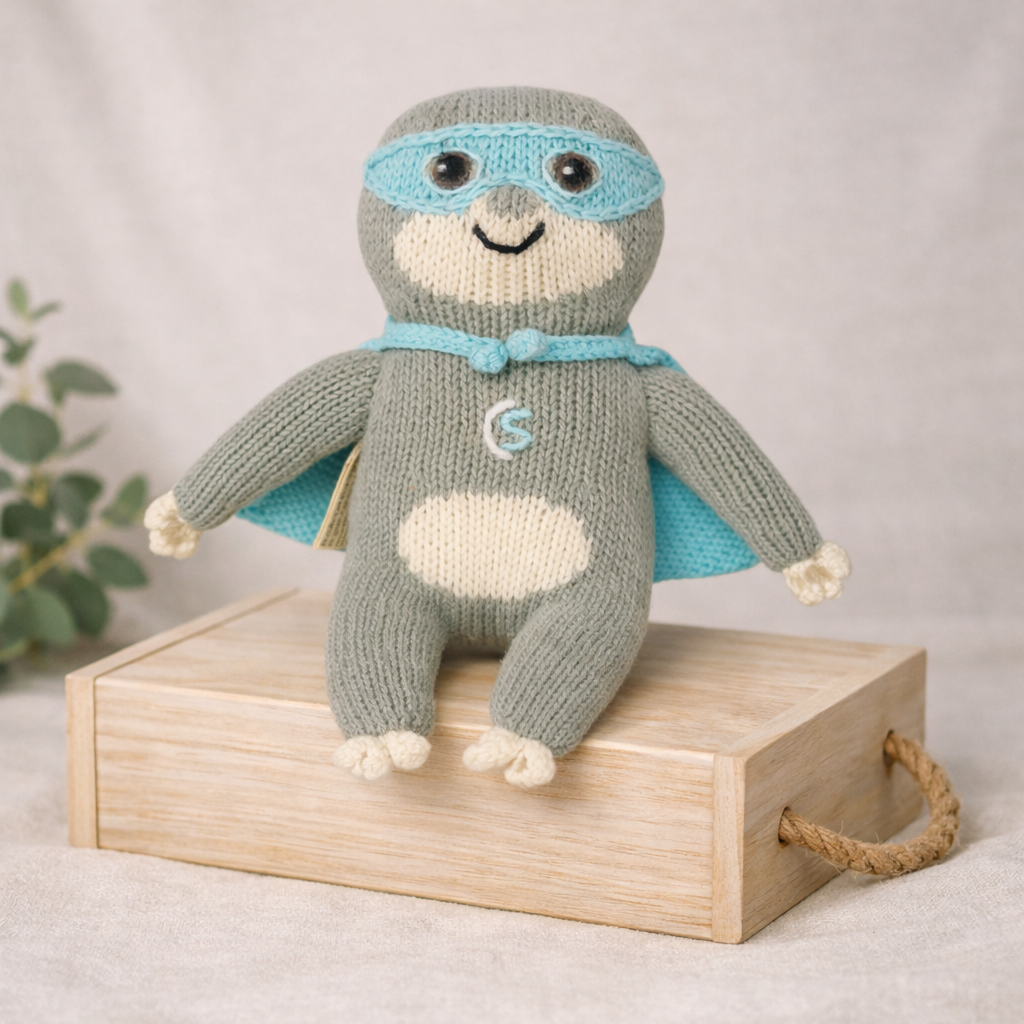 Bio Kuscheltier Faultier Superheld-Fauli auf Holzbox mit Cape und Maske