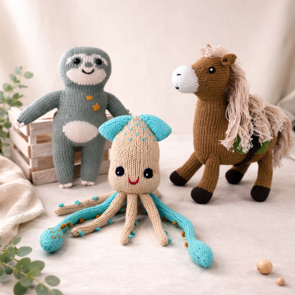 Bio Kuscheltiere Set aus Faultier, Kalmar und Pferd – handgestrickt Bio Kuscheltiere Set aus Faultier, Kalmar und Pferd aus handgestrickter Bio Baumwolle