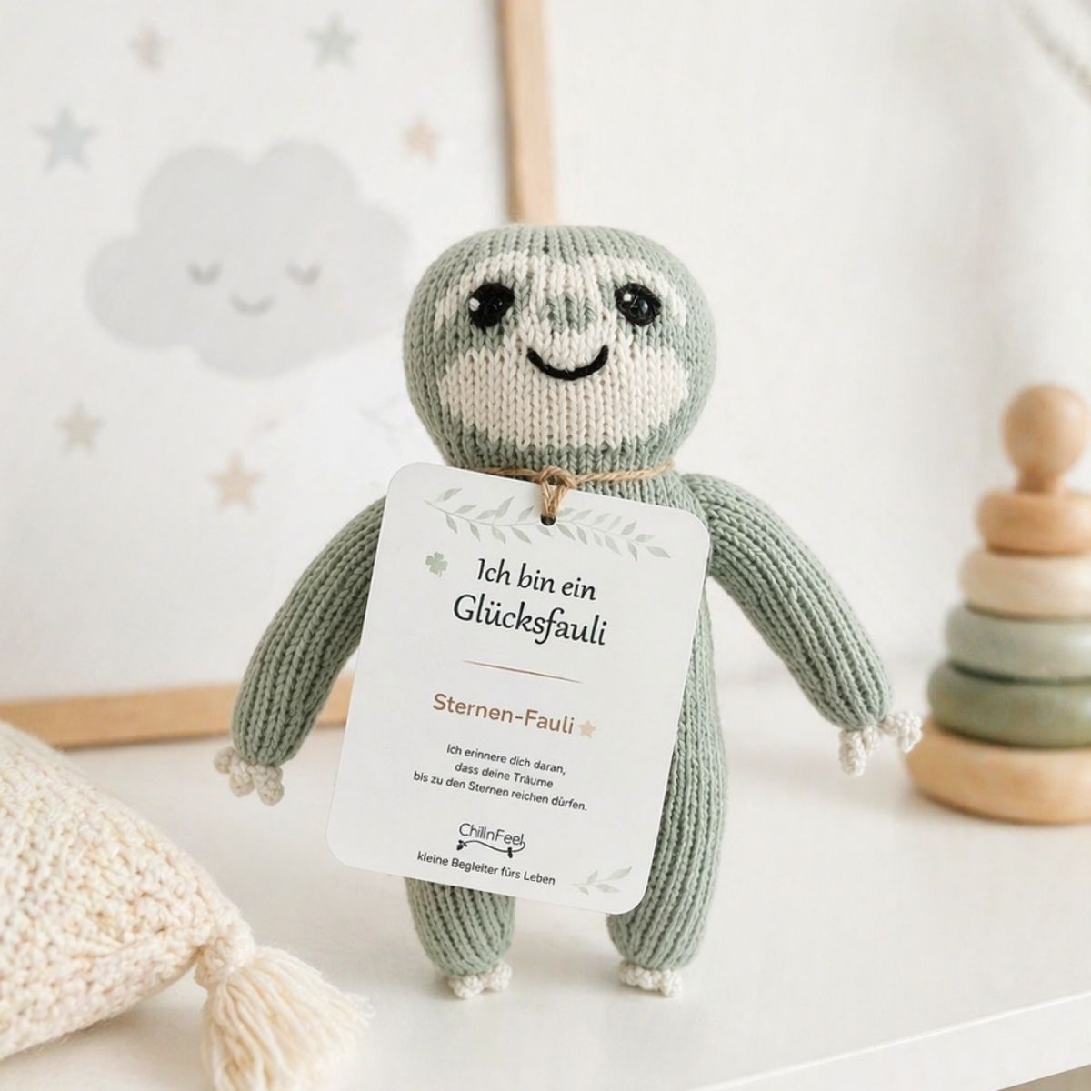 Faultierbaby mit Hangtag in hellem weißen Kinderzimmer in liebevollem minimalistischen Setting