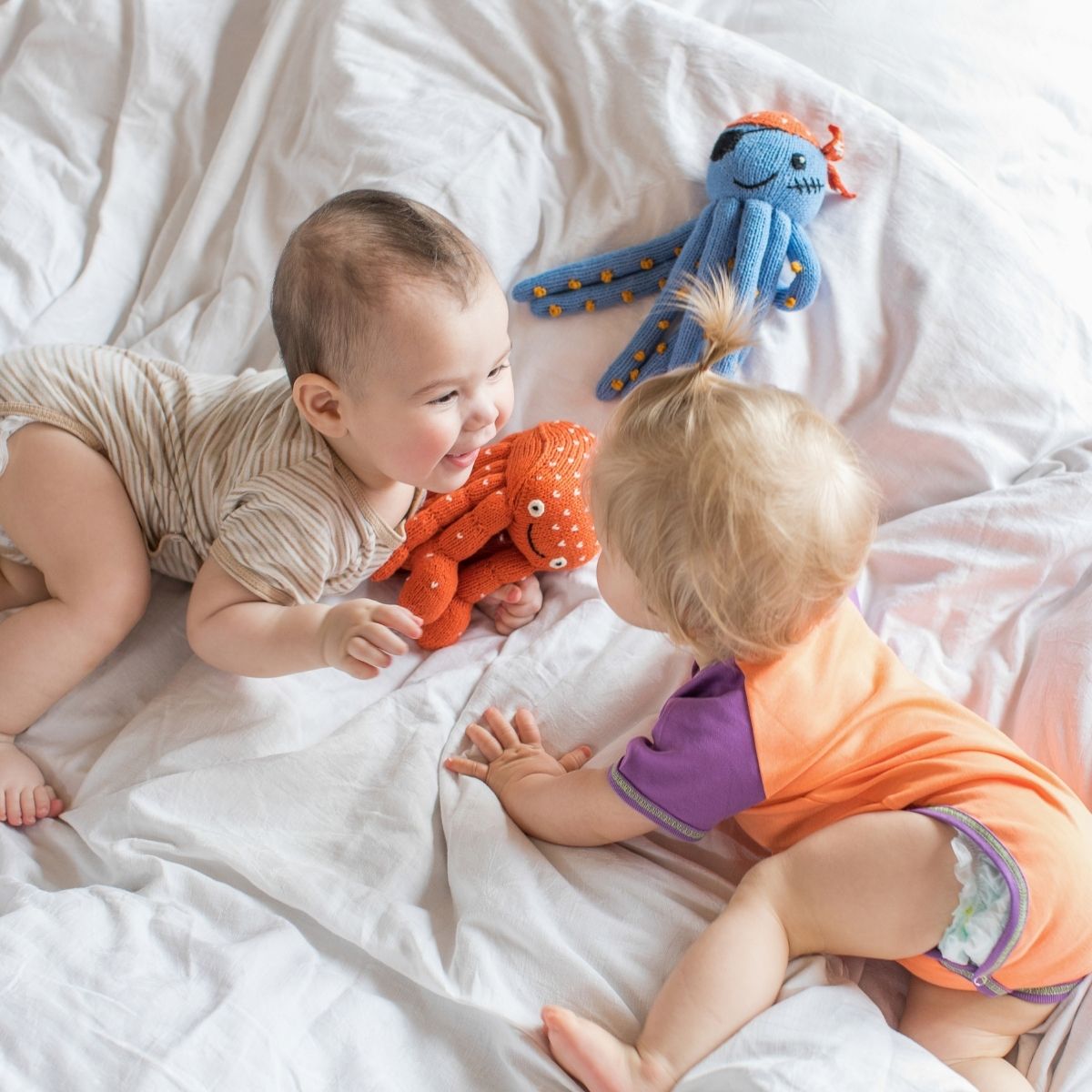 Geschenke für Geschwister – liebevolle Kuscheltier Sets Geschenke für Geschwister – zwei Kinder mit Kuscheltier Set