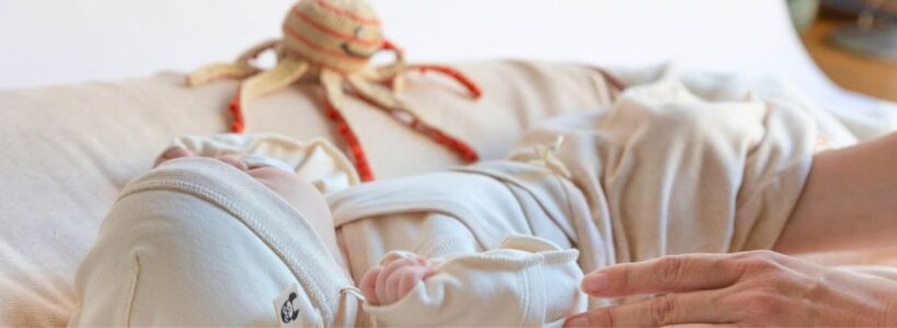 Kleidung für Frühchen im Krankenhaus: Frühchen mit weicher Mütze und Kleidung beim Hautkontakt
