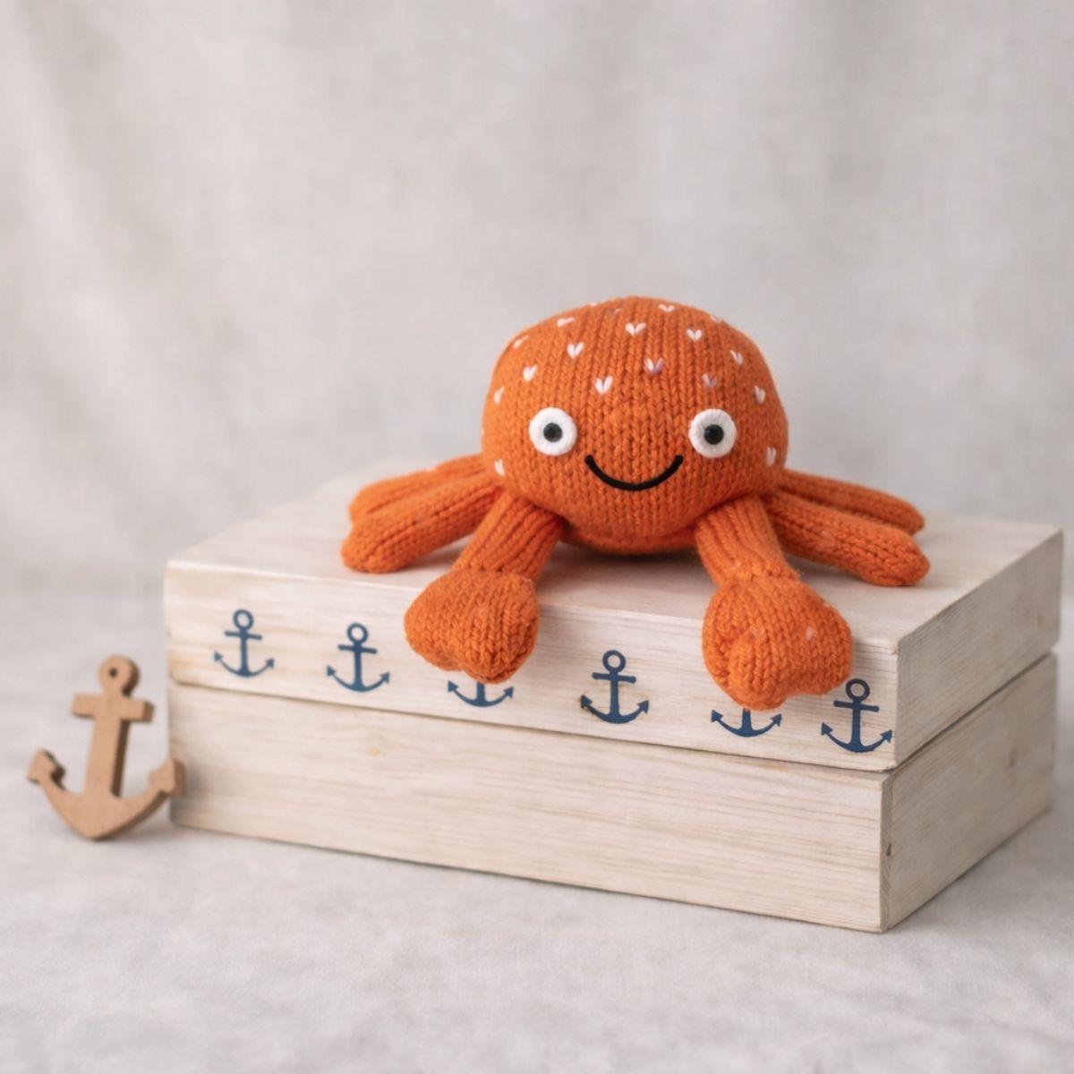 Krabbe Kuscheltier Pablito aus Bio Baumwolle handgestrickt für Frühchen und Neugeborene