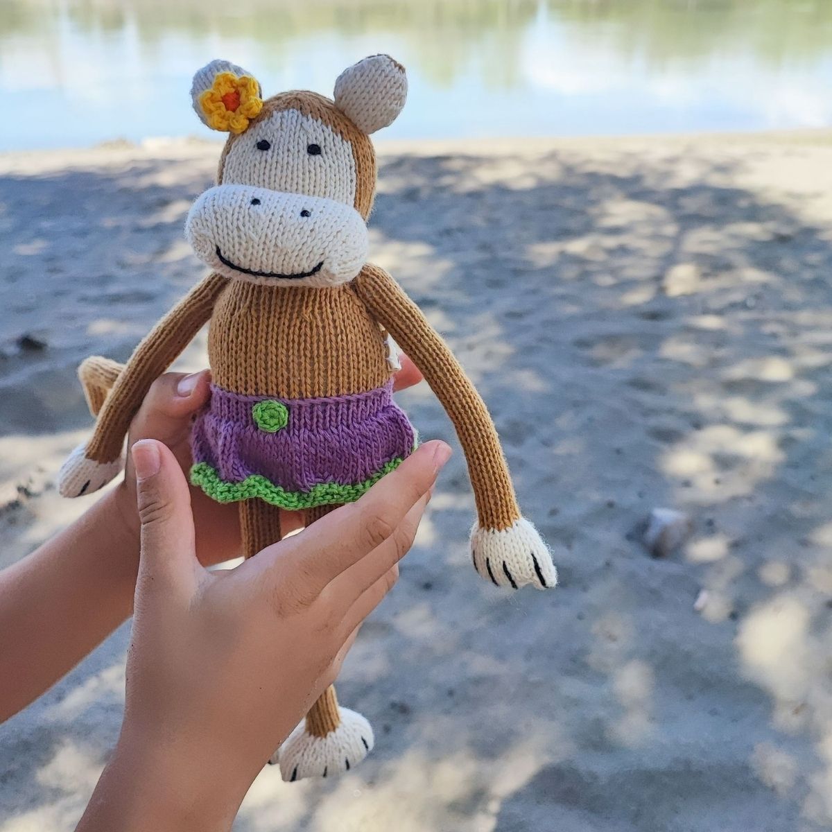 Kuscheltier Affe Mädchen aus Bio-Baumwolle auf einem natürlichen Baumstamm