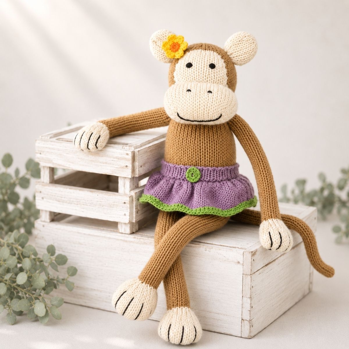 Kuscheltier Affe Mädchen handgestrickt aus Bio Baumwolle mit Rock und Blume