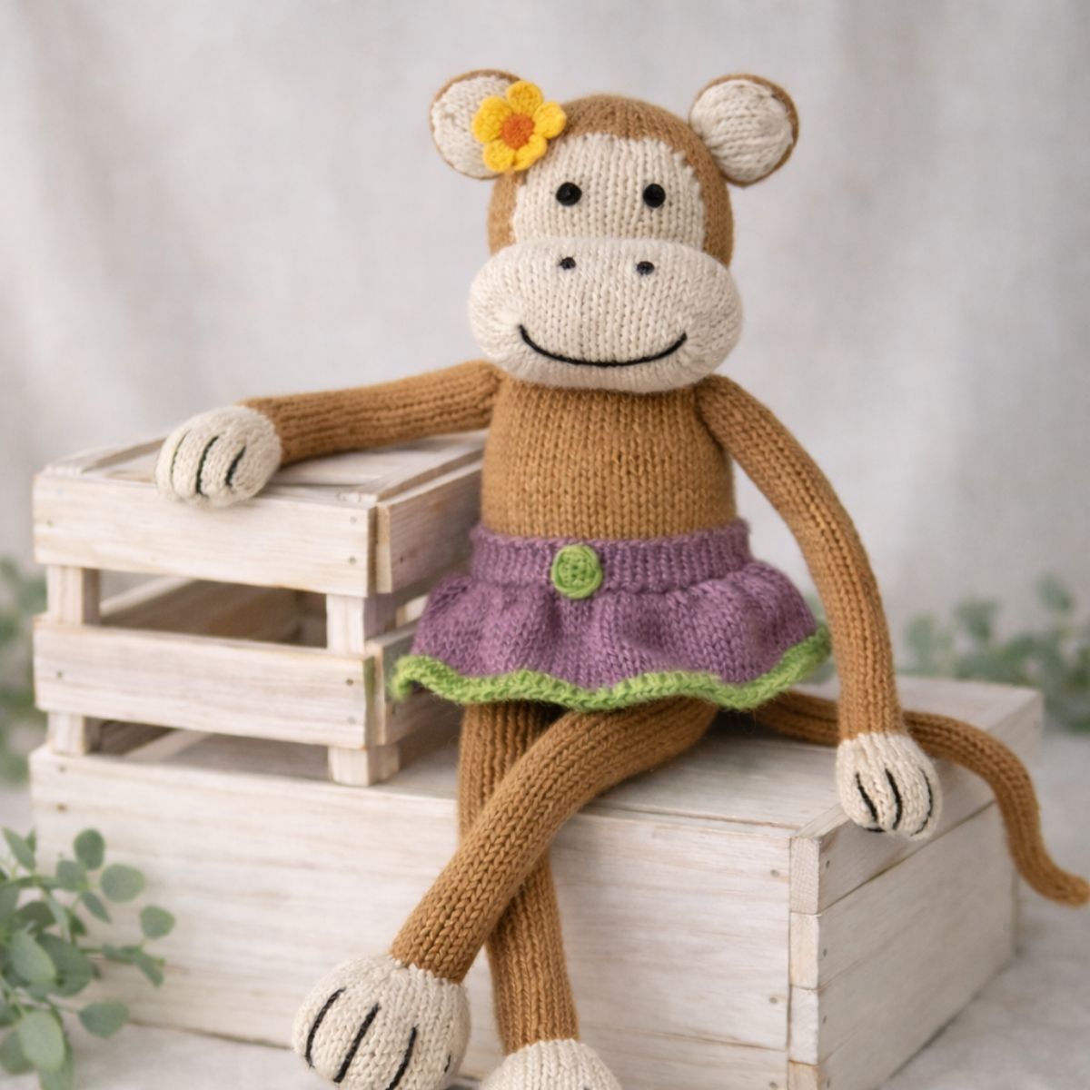 Kuscheltier Affe Mädchen handgestrickt aus Bio Baumwolle mit Rock und Blume