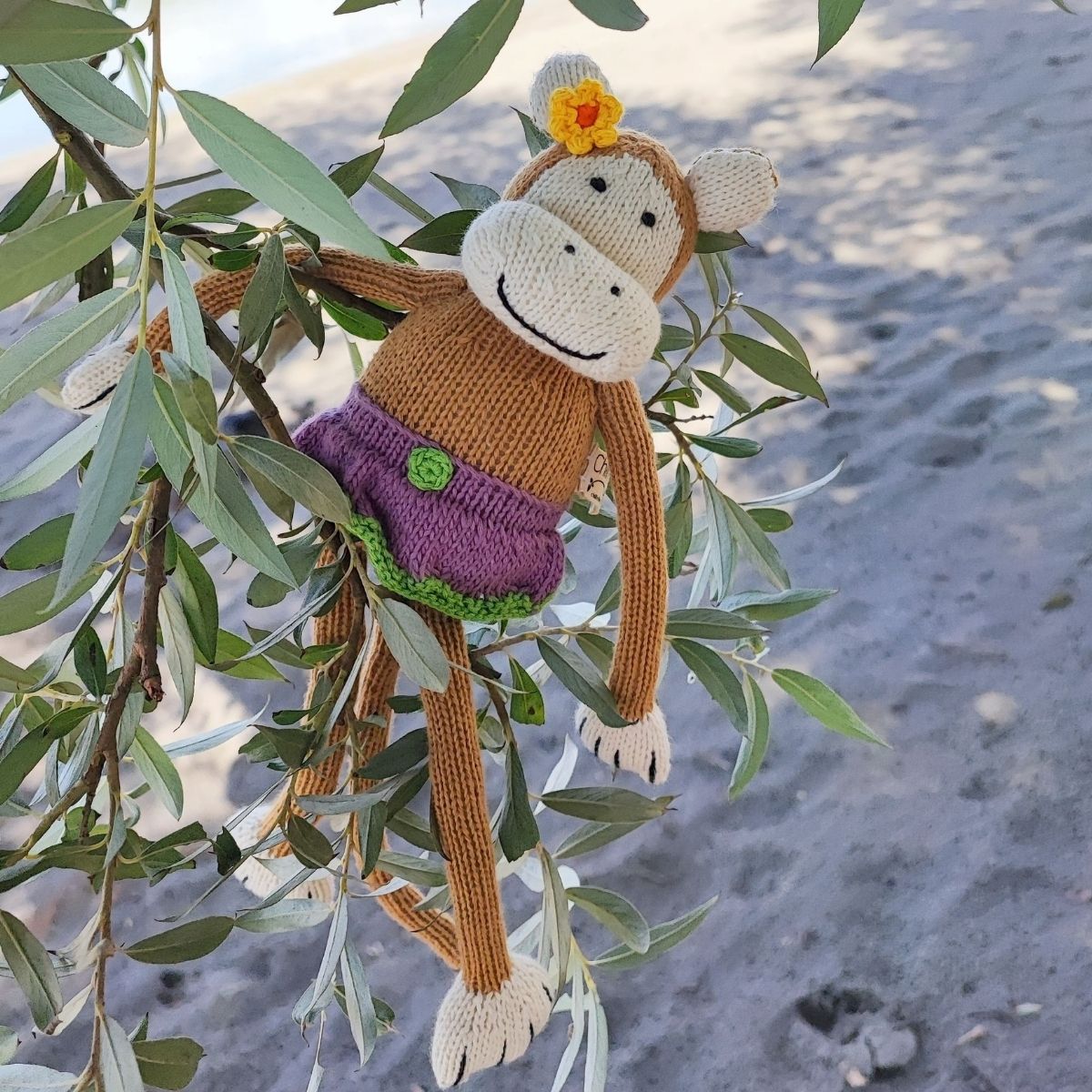 Kuscheltier Affe Mädchen – handgestricktes Äffchen mit Kleid im Baum