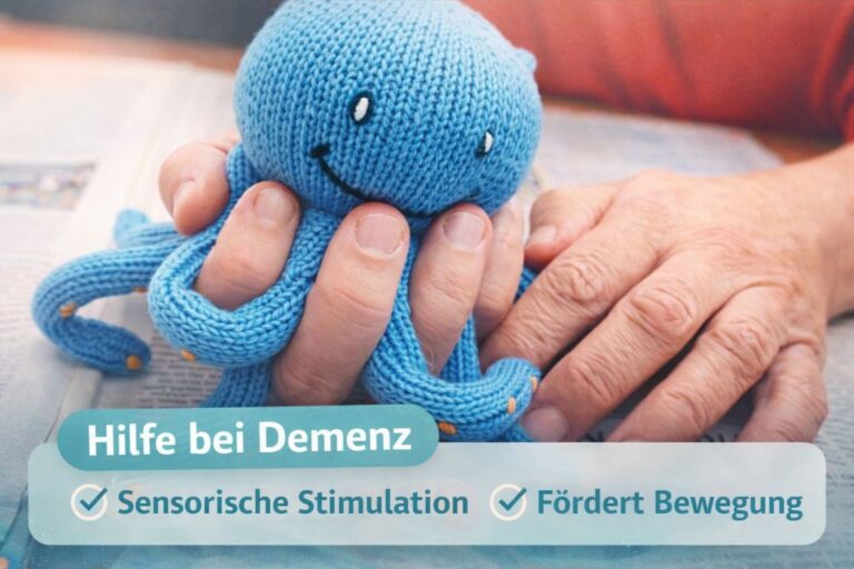 Blauer Kuscheltier-Oktopus in den Händen eines älteren Menschen zur sensorischen Stimulation und Bewegungsförderung bei Demenz